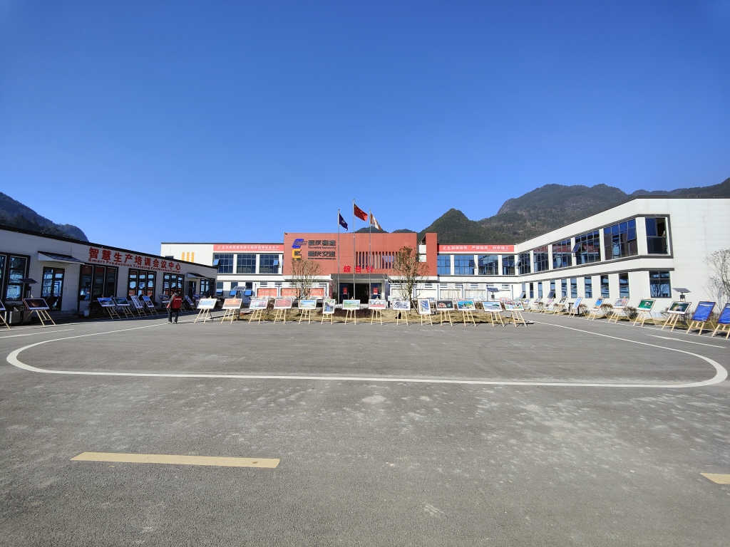 2022年11月14日，沉庆人生就是博官网公路建设史上摄影展初次走进建设工地——巫云开公司组织“贯彻落实党的二十大心灵 致力开创巫云开建设新局面——巫云开人生就是博官网摄影巡展”。 (1)